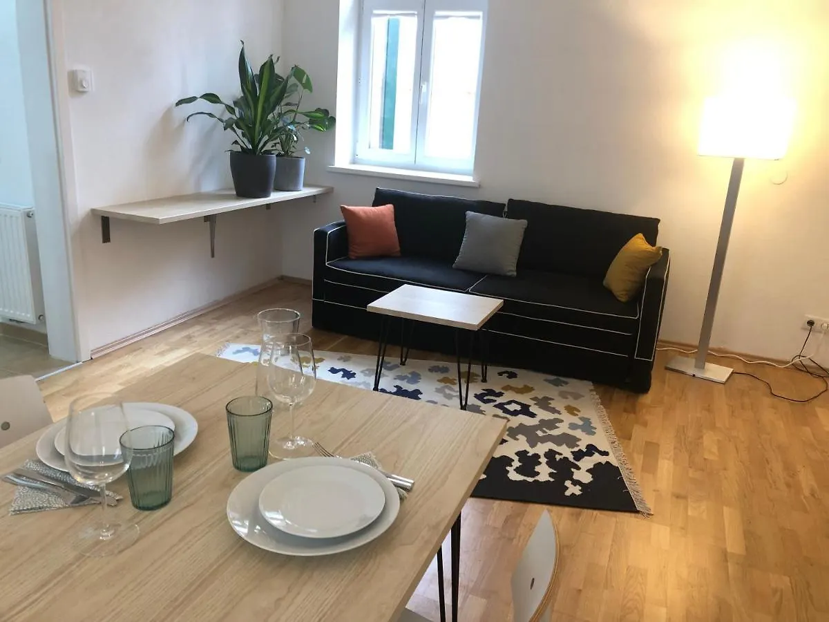 2 Zimmer Apartment Mit Terrasse! Schoenbrunn-Naehe Wien Österreich